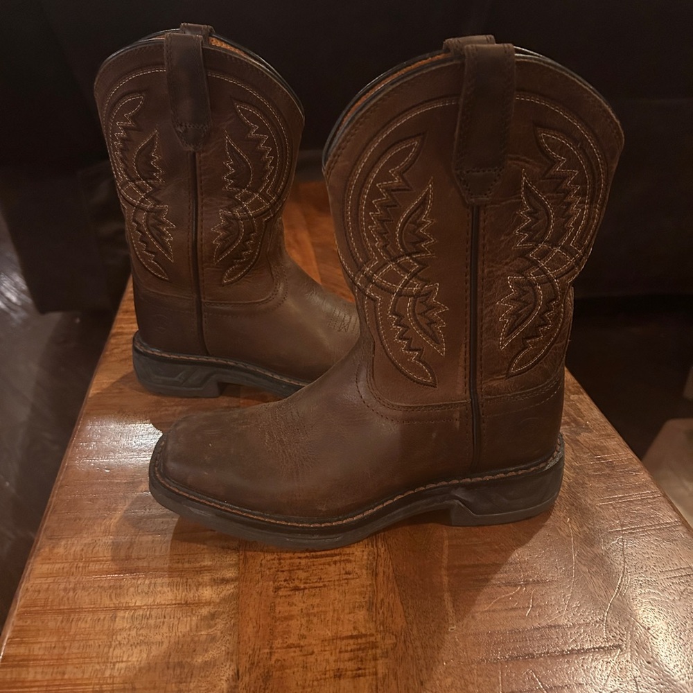 Youth Ariat cowboy boots. Size 13